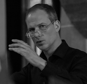 Nicolo Sokoli bei einer Probe in der Elisabethkirche Marburg